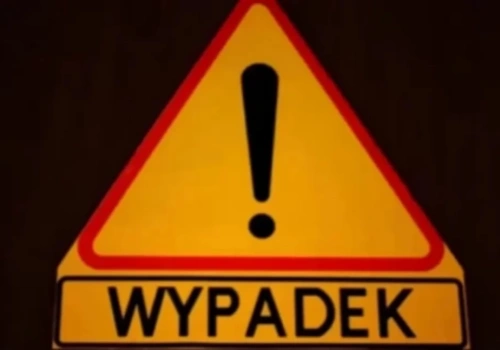 Wypadek na łuku drogi. Poszkodowany był pod wpływem alkoholu