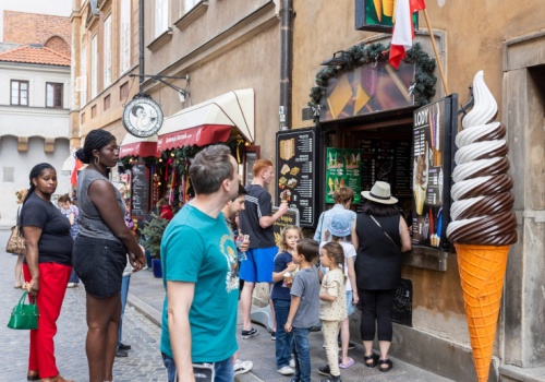 Turyści z USA zostawiają fortunę w sklepach. Wydają prawie cztery razy więcej niż Polacy