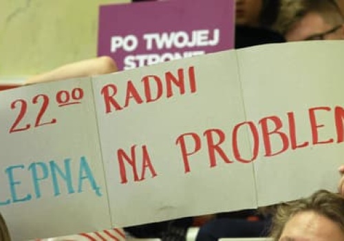 Radni KO się wzdragali, ale nocna prohibicja już poprawia bezpieczeństwo. Kiedy obejmie całą Warszawę?