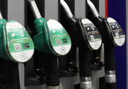 Śmieją się z cen oleju napędowego w Polsce. Oszczędzają 71 groszy na litrze