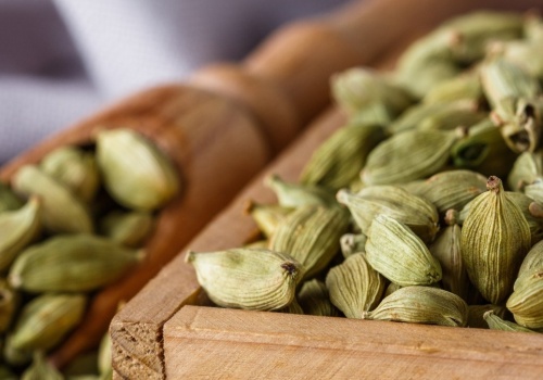 Dodajesz ją do kawy? Niewiele osób wie, jak działa na metabolizm