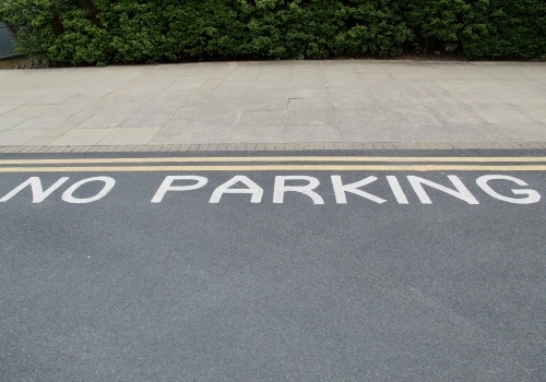 Czy w Wielkiej Brytanii wolno parkować na żółtych liniach?