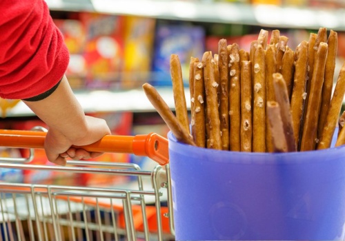 Eksperci przebadali słone paluszki: w wielu produktach wykryto pestycydy. Te dwa z dyskontów okazały się najlepsze