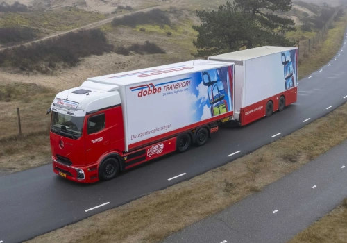 Mercedes-Benz eActros 600 BigSpace w zestawie z dwupokładową przyczepą