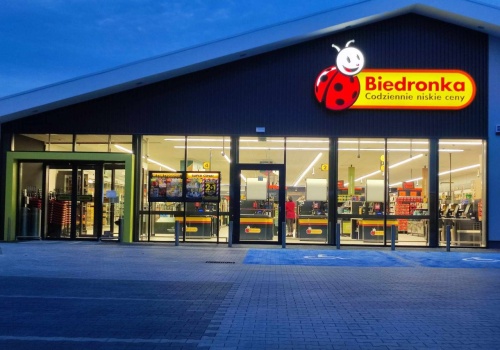 Coraz więcej osób robi zakupy nocą. Sklepy wydłużają godziny otwarcia