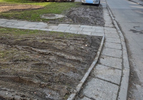 List do redakcji: przepisy nagminnie łamane, trawniki i chodniki niszczone - czytelnik pokazuje jak parkują w Raciborzu