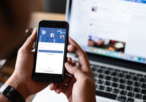 Dezinformacja medyczna w sieci. Nie wystarczy karać post factum. 