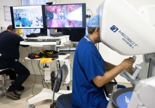 Robot przeprowadził operację prostaty na odległość 2400 km. Chirurg operował z Londynu
