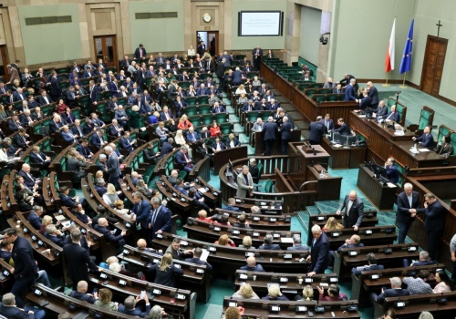 8 milionów złotych na podróże. Ujawniono szczegóły nowego przetargu w Sejmie, podatnicy przecierają oczy