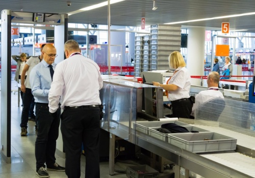 Pokazał zakazaną strefę Lotniska Chopina. Słono zapłaci za transmisję na żywo