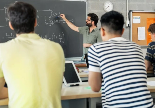 Burza ws. wynagrodzeń nauczycieli. MEN musi podjąć kluczową decyzję