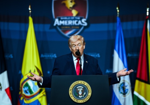 Trump atakuje Iran i chce ratować ropę odpuszczeniem sankcji Rosji