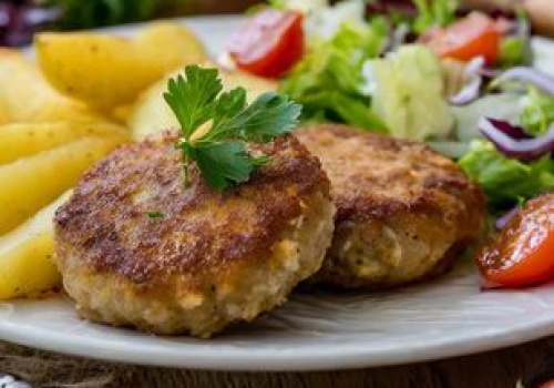 Kruszę widelcem, a potem dodaję do mięsa mielonego. Kotlety są soczyste i wyjątkowo pyszne