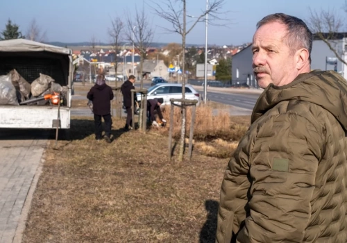 Sprzątanie po zimie w Chojnicach. Z chodników trzeba zebrać tony piasku