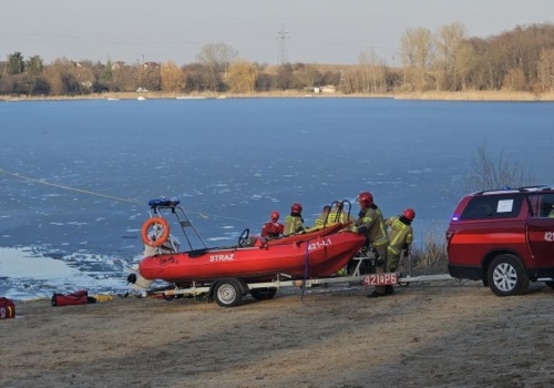 Akcja ratunkowa na jeziorze Winiary w Gnieźnie – pod mężczyzną załamał się lód