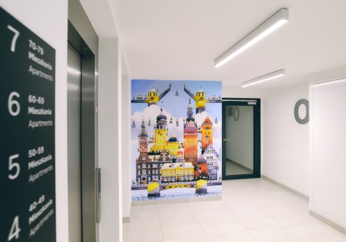 Mural znanego artysty w bloku w Elblągu. To historia architektury miasta