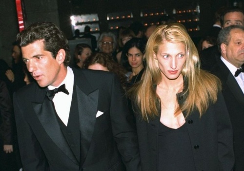 Hit lat 90. Fryzura w stylu Carolyn Bessette-Kennedy wraca do łask