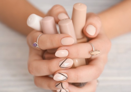 Manicure na wiosnę 2026. Królują minimalizm, połysk i kwiatowe wzory
