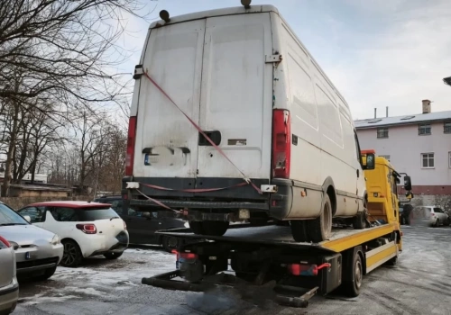 Straż miejska usuwa porzucone auta z ulic Jeleniej Góry