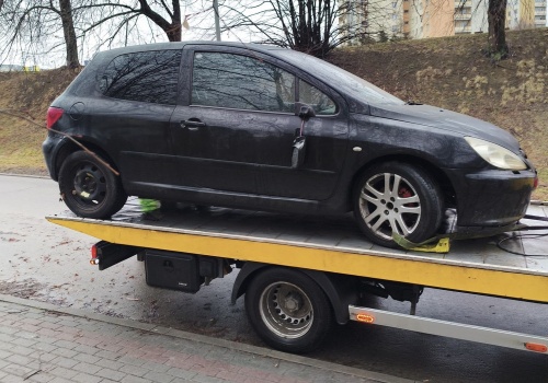 Straż Miejska usuwa wraki z ulic Rzeszowa. Kolejne porzucone auta zniknęły z kilku osiedli