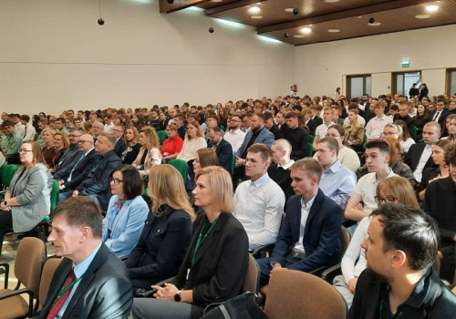 Blisko 400 uczniów kończy klasy akademickie w ANS w Koninie.