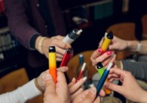 Rząd za zakazem sprzedaży jednorazowych e-papierosów. To nie koniec