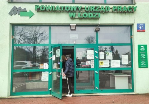 Polaków bez pracy przybywa z miesiąca na miesiąc