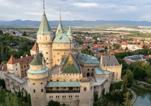 Jedna z największych atrakcji Słowacji. Zamek w Bojnicach urzeka turystów