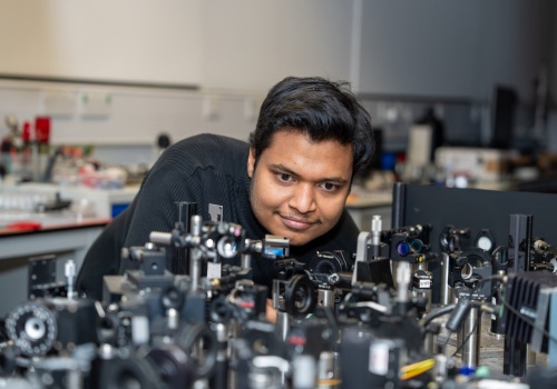 Elektron wystrzelony jak z procy. Ten wynik może namieszać w fotowoltaice