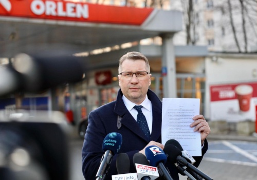 Propozycja Czarnka obniżki podatków od paliw niewiele da?