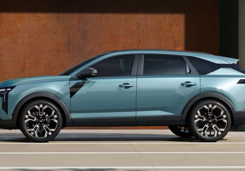 Nowa Dacia Striker jest dłuższa niż Kia Sportage. Jej bagażnik może być ogromny