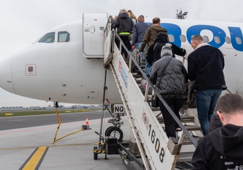 Polacy często latają i nie każdemu się to podoba. Kryzys urodzaju