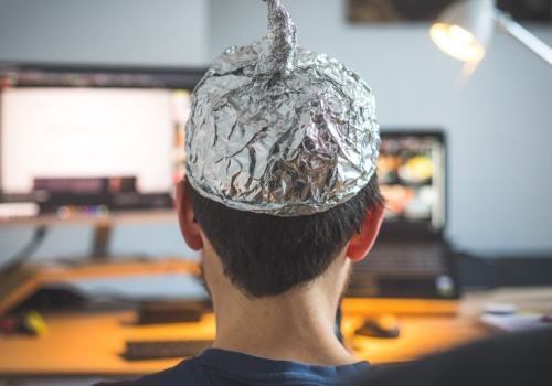 Przyczyną alergii trauma, na raka piersi okłady z marchwi. Bzdury o zdrowiu mają się coraz lepiej