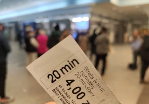 Kraków: pasażerowie szturmują punkty obsługi komunikacji. W tle nowe bilety