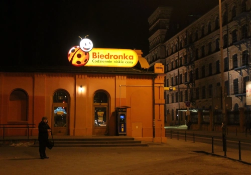 Polacy ruszyli na nocne zakupy. Nowe dane pokazują, co kupujemy po 22:00