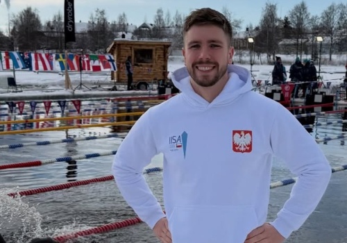 Polak dokonał niemożliwego w ekstremalnie, lodowatej wodzie. Niezwykły sukces podczas mistrzostw świata