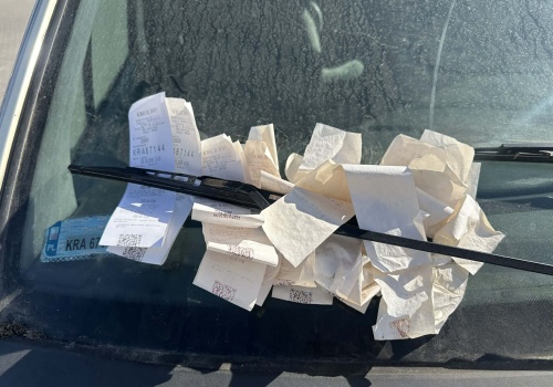 Niczym Dąb Bartek przyciąga ciekawskich. Atrakcją sterta wezwań do zapłaty