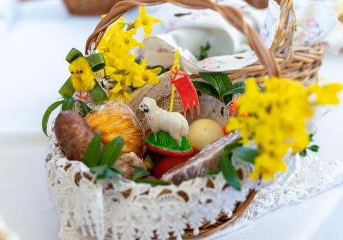 Czego nie wolno wkładać do święconki? O tych produktach i przedmiotach zapomnij