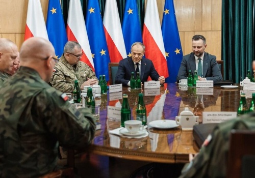 Tusk rozmawia z generałami