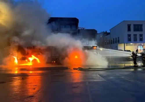 Zamach samobójczy w Szwajcarii? Autobus w ogniu, jest wiele ofiar. Co się stało?