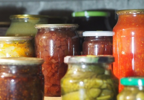 Brudne słoiki wyrzucaj w ten sposób. Pracownicy sortowni apelują