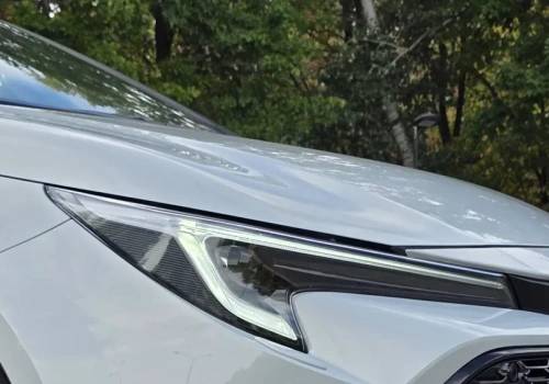 Ta Toyota z 2025 roku sprzedaje się jak świeże bułeczki. Hybryda 1.8 pali 4,4 l, a jej cena hitem