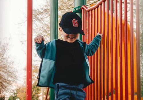 Dzieci w krótkich spodenkach biegały na placu zabaw. Polscy rodzice jak zwykle idą w skrajności