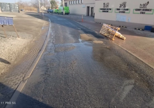 Awaria na Osiedlu Czarne. Woda płynie ulicą Czarnoleską