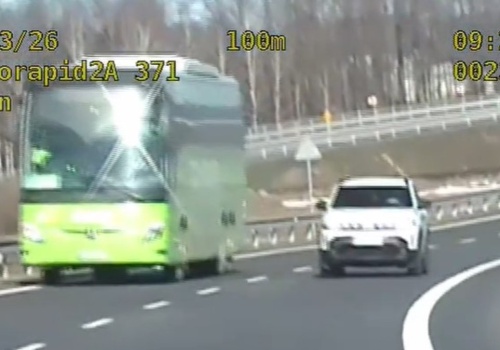 O krok od tragedii na DK8. Kierująca Dacią niemal zderzyła się z radiowozem. NAGRANIE