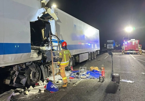 Najechanie przed „wahadłem” na krajówce – kabina Actrosa wbita do wnętrza chłodni