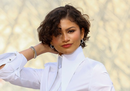 Zendaya podbija Paryż cała w bieli. Na palcu widać obrączkę