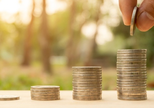 Senior pobierający te dwa dodatki może stracić pieniądze. Warto znać różnicę