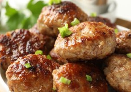 Dodałam do masy na mielone. Moje kotlety jeszcze nigdy nie były tak miękkie i pulchne