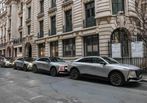 Luksusowy DS N°8 nie tylko dla kierowców. Pierwsi klienci dostali od DS coś, czego nie kupi się w salonie